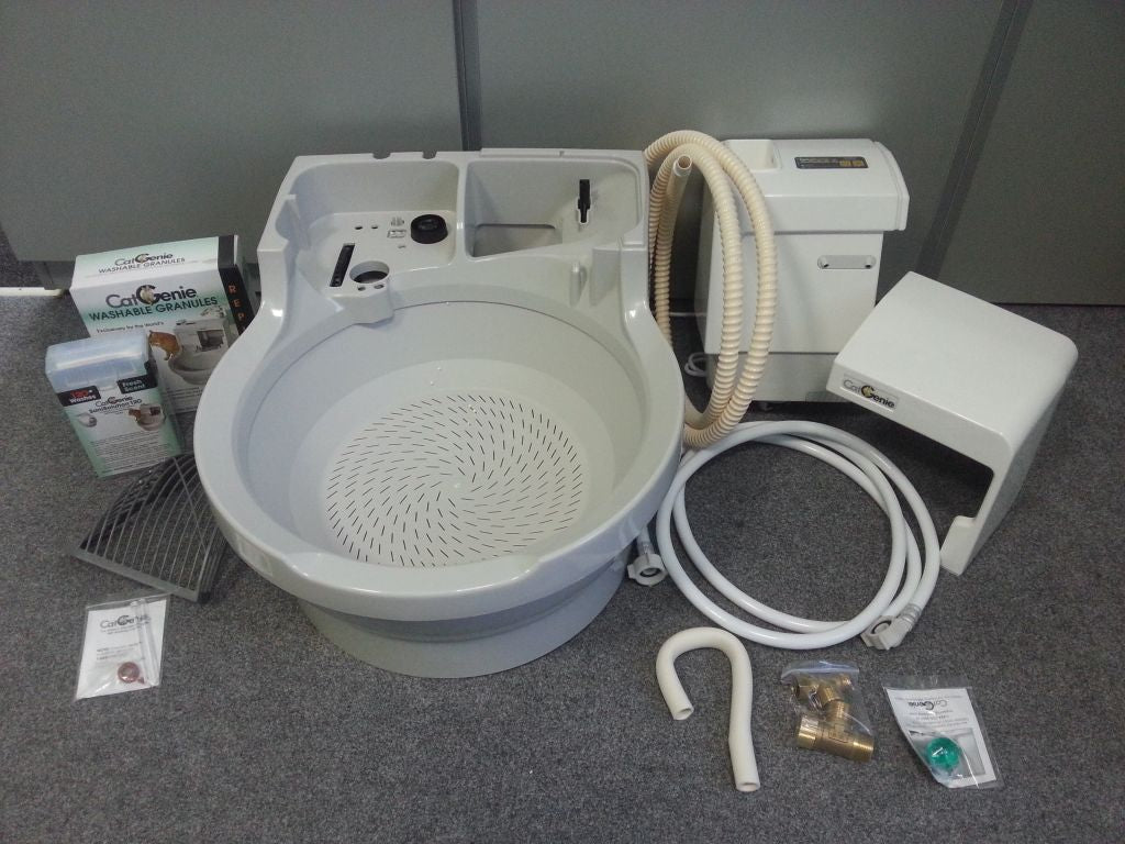 Tragbare Haustierwaschanlage mit Waschbecken, Schlauch, Sitz, Zubehör und Installationsteilen auf grauem Teppich - perfekt für Haushalte mit einer CatGenie 120+ ohne GenieDome selbstreinigende Katzentoilette.