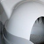 Die CatGenie GenieDome für selbstreinigende Katzentoilette ist eine graue, kuppelförmige Haube, die deiner Katze Privatsphäre bietet und mit grauer Streu befüllt werden kann.