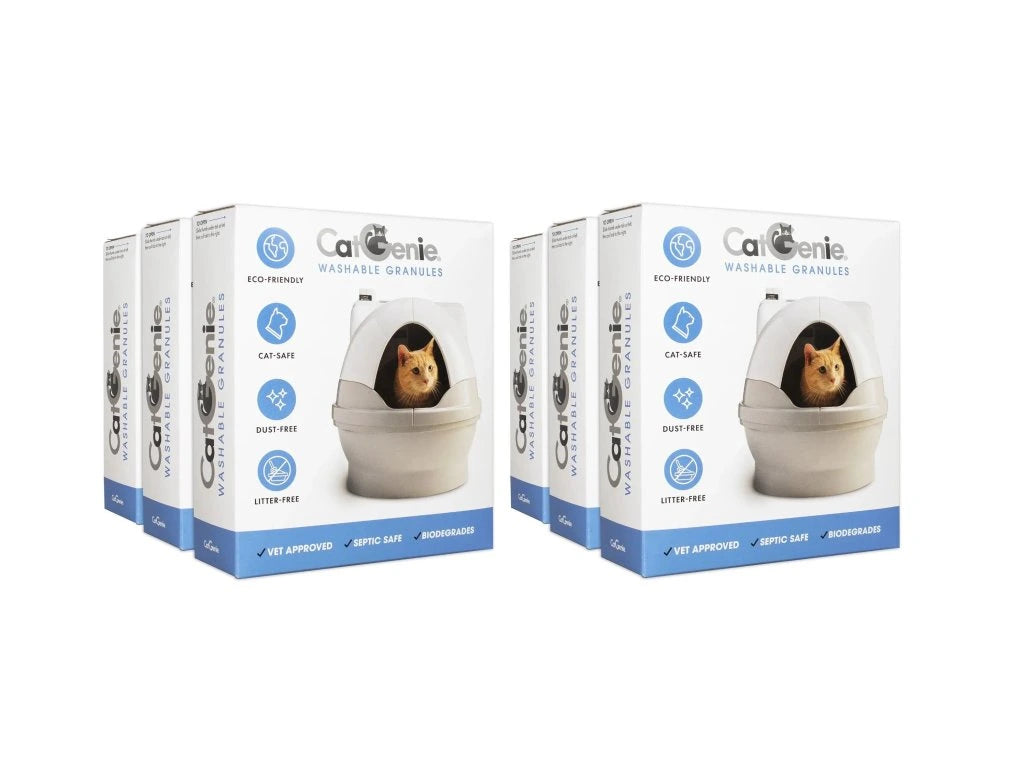 Sechs Schachteln CatGenie Waschbare Granulate (6 Stück pro Packung), jede mit einer Katze in einem weißen automatischen Katzenklo mit biologisch abbaubarem, waschbarem Katzenstreu.