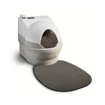 Automatisch selbstreinigende Katzentoilette mit ovalem Eingang, die auf die CatGenie GenieMat 63x55cm (Taschenmatte) gestellt wird, um die Sauberkeit zu erhöhen.