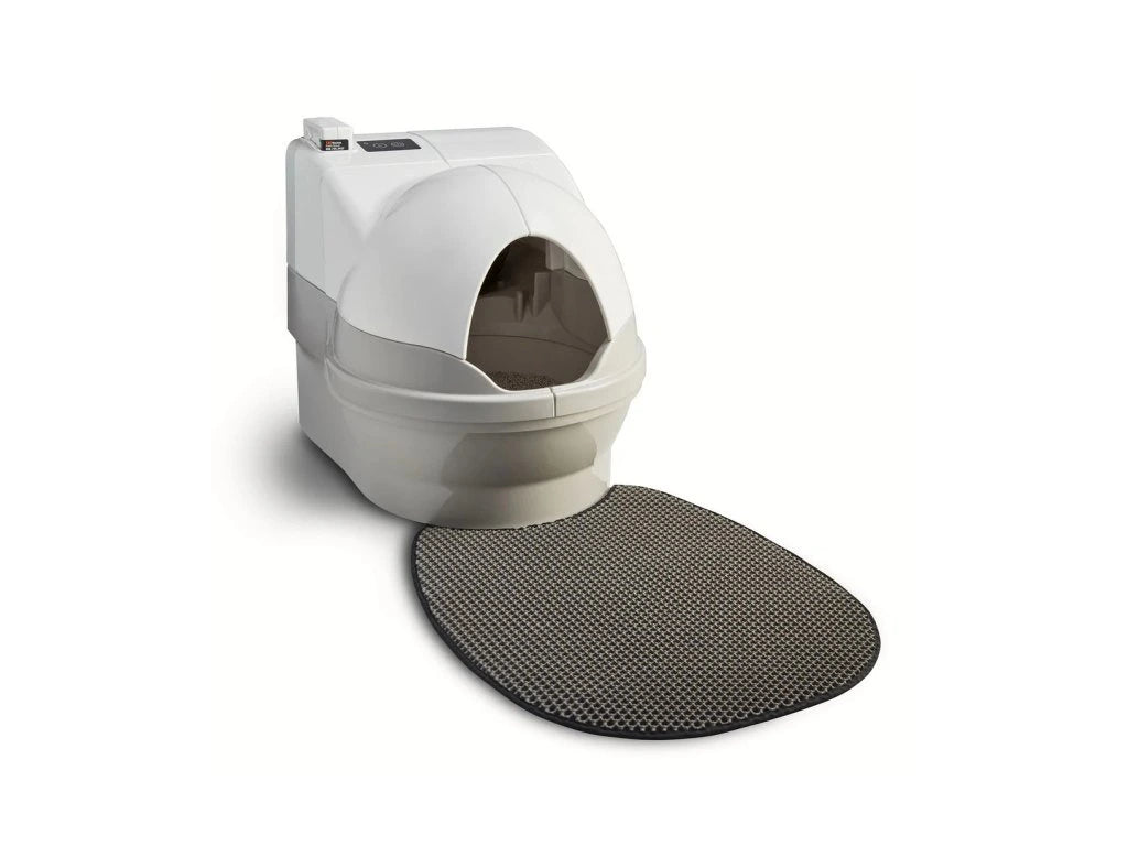 Automatisch selbstreinigende Katzentoilette mit ovalem Eingang, die auf die CatGenie GenieMat 63x55cm (Taschenmatte) gestellt wird, um die Sauberkeit zu erhöhen.