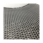 Nahaufnahme der CatGenie GenieMat 63x55cm (Taschenmatte), die das schwarze, wabenförmige Netzgewebe und die geschwungene Oberkante zeigt, ähnlich der Matte, die in einer CatGenie Katzenbox verwendet wird.