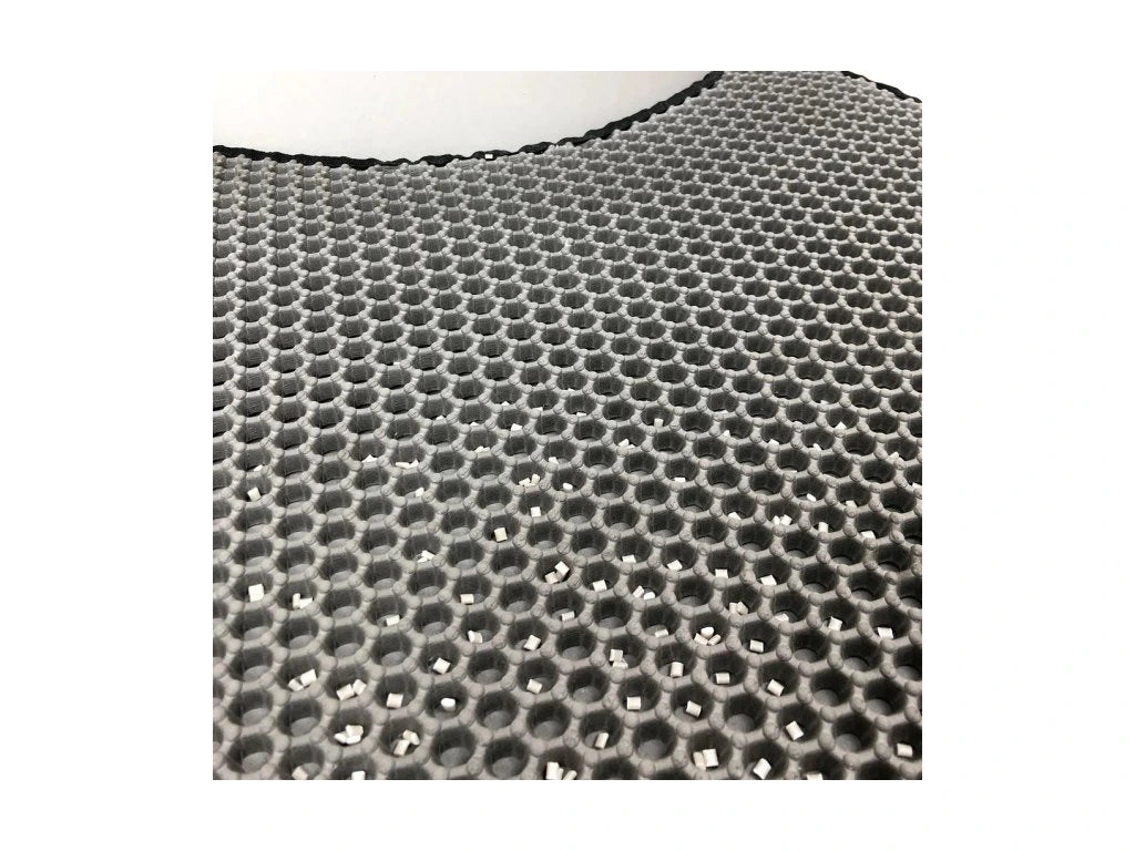 Nahaufnahme der CatGenie GenieMat 63x55cm (Taschenmatte), die das schwarze, wabenförmige Netzgewebe und die geschwungene Oberkante zeigt, ähnlich der Matte, die in einer CatGenie Katzenbox verwendet wird.
