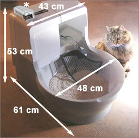 Automatische Katzentoilette mit beschrifteten Abmessungen; eine Katze sitzt in der Nähe und beobachtet die CatGenie 120+ mit GenieDome, eine selbstreinigende Katzentoilette.